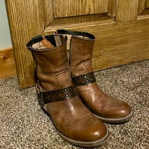 Free bird boots, Ramone is the style. Size 10.